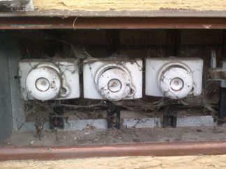 Alte Sicherungskästen und Sicherungen